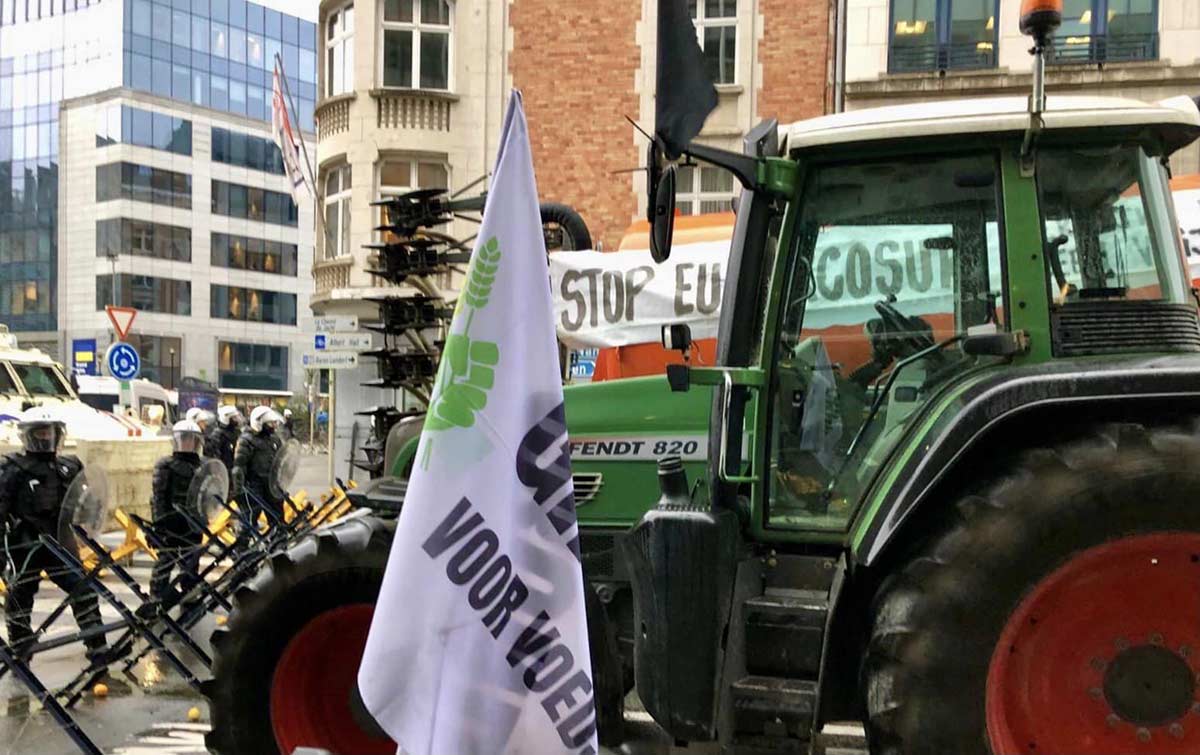 Foto tratta dalla pagina facebook di ECVC - European Coordination Via Campesina, la voce collettiva dei contadini europei, che lottano per una politica alimentare e agricola basata sulla legittimità, sulla solidarietà e sulla sostenibilità.